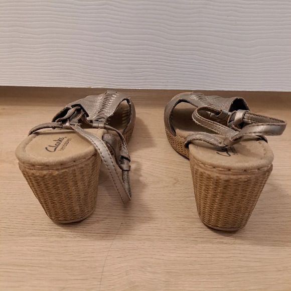 Clarks Bendables Silver Woven Wedge Adjustable Comfortable Neutral Sandals Sz 9 - Picture 5 of 10